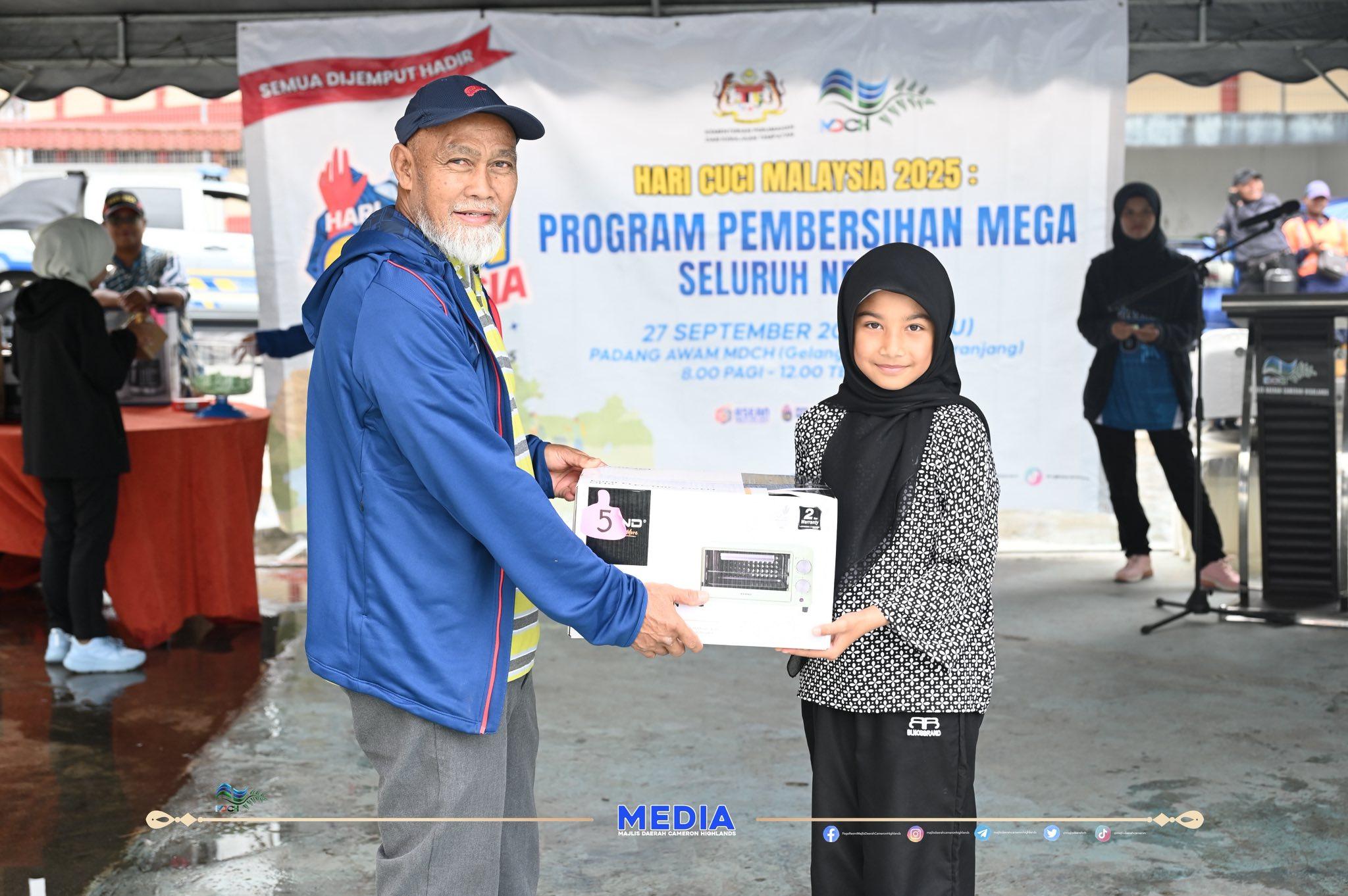 HARI CUCI